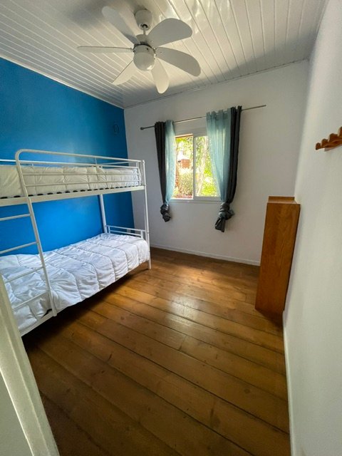 Chambre bleue avec lits superposés