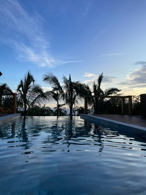 Piscine à débordement au crépuscule