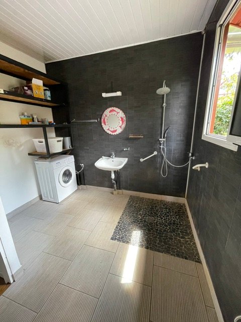 Salle d'eau avec douche à l'italienne et lave-linge