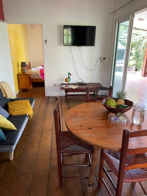 Coin repas et accès aux chambres